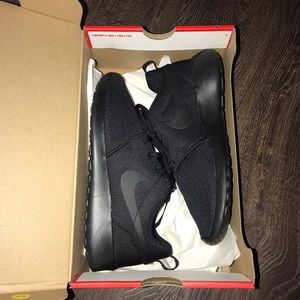 All black nike roshe